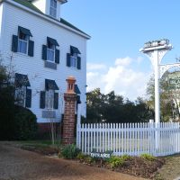 Roanoke Island Inn Entrance and Signage
