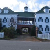 Front View of the Roanoke Island Inn