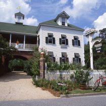 Exterior of The Roanoke Island Inn